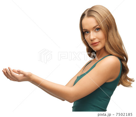 woman holding something on the palms 7502185