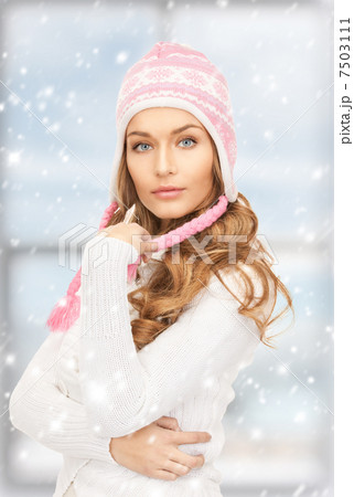beautiful woman in winter hat 7503111