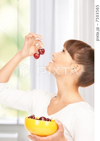 woman with cherries 7503565