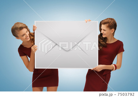 girls holding big envelope 7503792