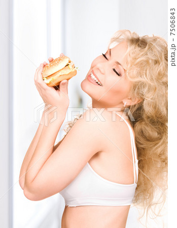 woman with burger 7506843