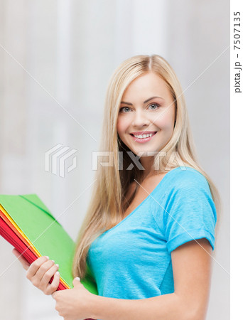 smiling student with folders 7507135