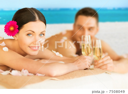 couple on the beach 7508049