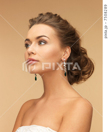 woman with diamond earrings 7508289