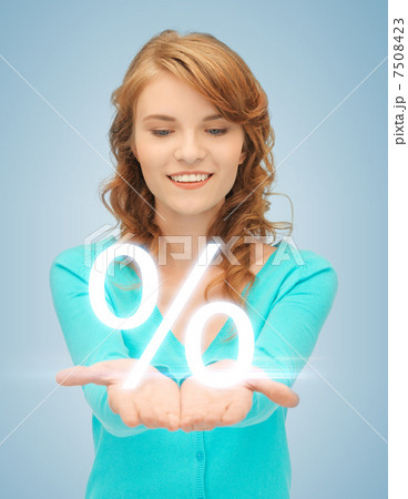 girl showing sign of percent in her hand 7508423