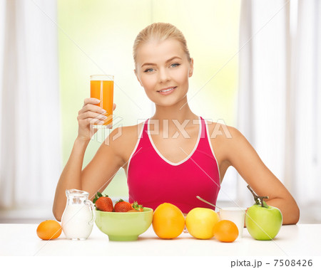 young woman eating healthy breakfast 7508426