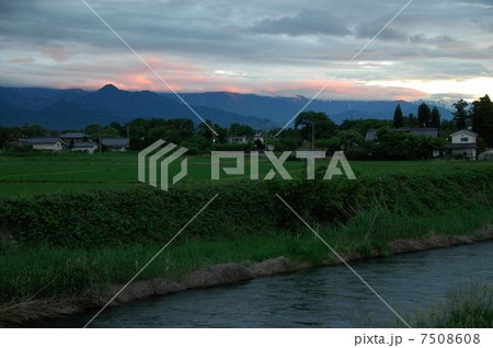 信州安曇野から望む北アルプス朝焼け 7508608