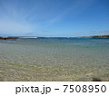 青空と穏やかな海 7508950