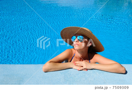 Woman at poolside 7509309