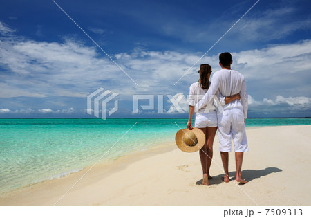 Couple on a beach at Maldives Couple on a beach at Maldives 7509313
