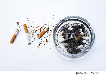 煙草の吸い殻と灰皿 7510605