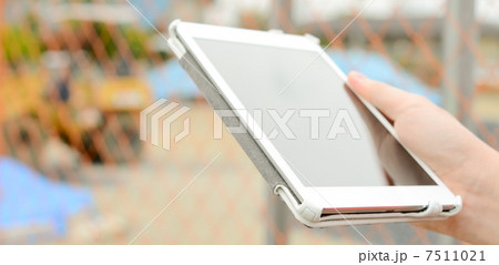 屋外でタブレット 7511021