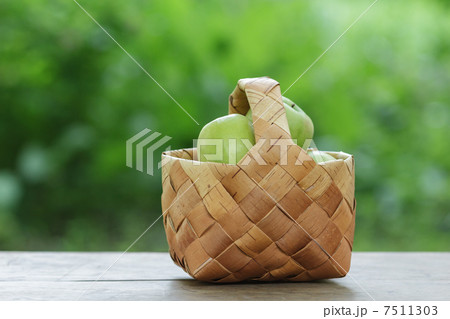 green apples in a birchbark basket 7511303