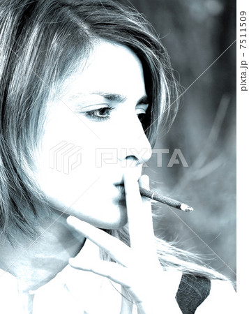 smoking girl 7511509