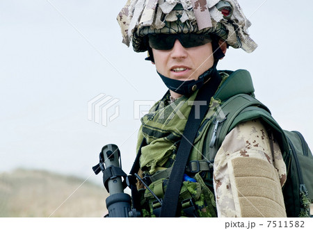 soldier in desert uniform 7511582