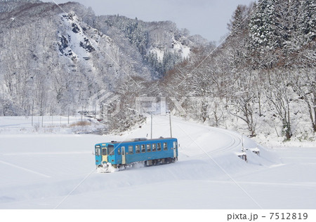 新雪と列車 7512819
