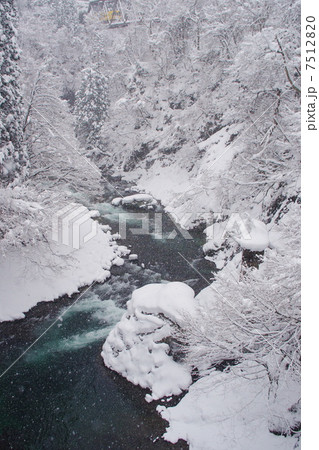 渓谷の雪景 7512820
