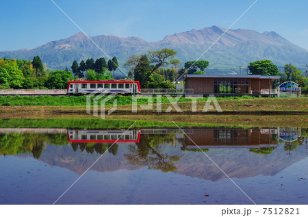 水田に映る阿蘇山と列車 7512821