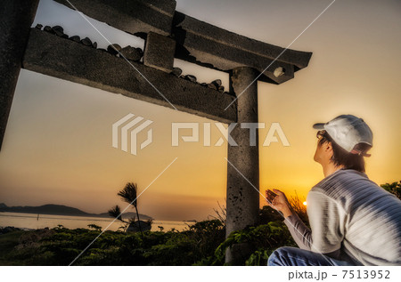 鳥居と男性 鳥居と男性 7513952