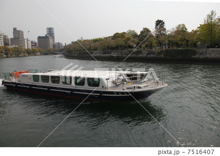 平和公園と宮島の世界遺産航路 途中原爆ドーム前を航行の写真素材