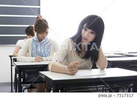 テスト風景　大学生 7517317