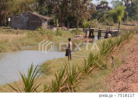 カンボジアの大地と水路 7518117