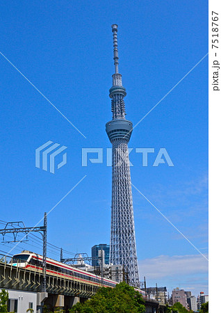 枕橋から見た「スカイツリー」と東武伊勢崎線の特急「りょうもう」(墨田区役所前/東京都墨田区) 枕橋から見た「スカイツリー」と東武伊勢崎線の特急「りょうもう」(墨田区役所前/東京都墨田区) 7518767