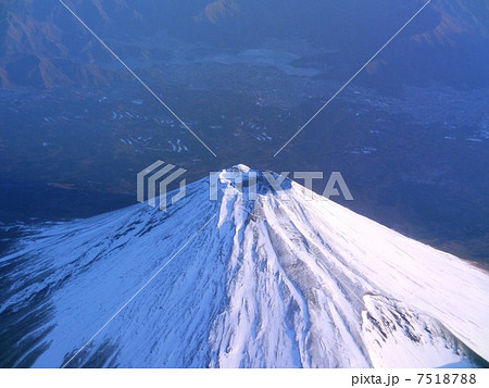 雪が積もった富士山山頂の空撮 7518788