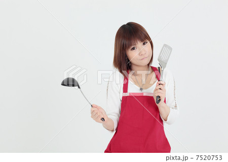若い女性　クッキング 7520753