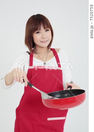若い女性　クッキング 7520758