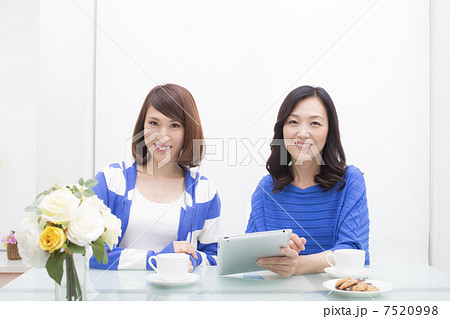 iPadを見る母子 iPadを見る母子 7520998