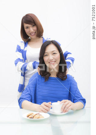 母親の肩を揉む娘 7521001