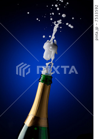 Openning champagne bottle 7533592