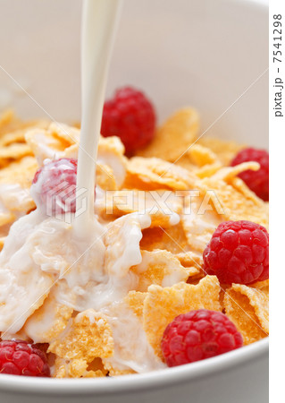 Cornflakes with milk and raspberries 7541298