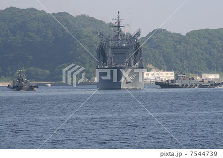 補給艦ときわの入港風景 7544739