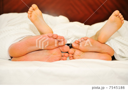 Happy family in bed, six feet Happy family in bed, six feet 7545186