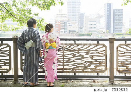 浴衣の男女の後姿の写真素材