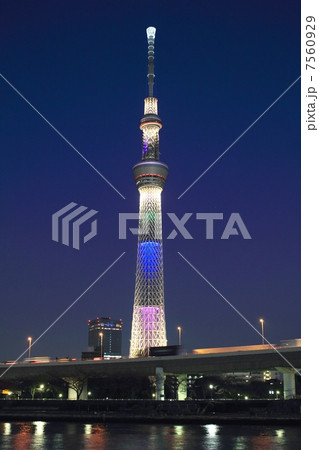 オリンピック特別ライティングされたスカイツリー 7560929