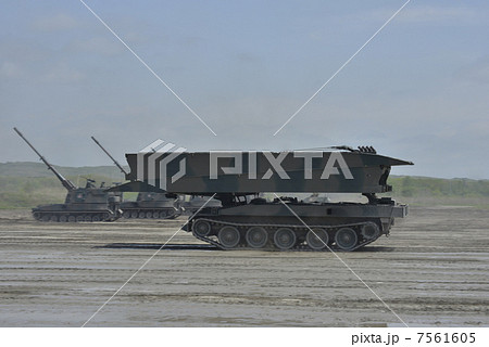 陸上自衛隊 91式戦車橋と99式自走155mmりゅう弾砲の写真素材