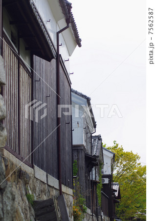 堀端に並ぶ土蔵 7562587