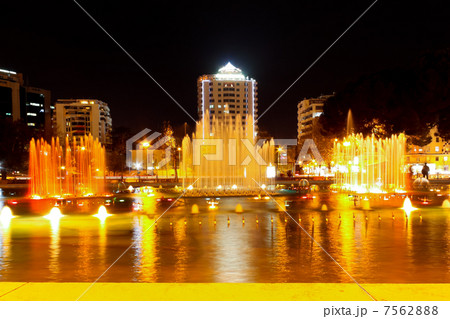 アルバニア、夜のスカンデルベグ広場 アルバニア、夜のスカンデルベグ広場 7562888