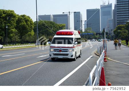 救急車走行シーン 7562952