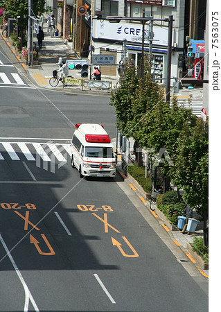 交差点で待機する救急車 7563075