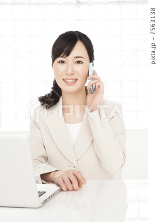 ベージュのスーツの女性 ベージュのスーツの女性 7563138