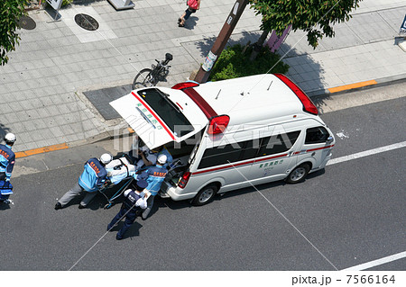 救護活動中の救急車 救護活動中の救急車 7566164