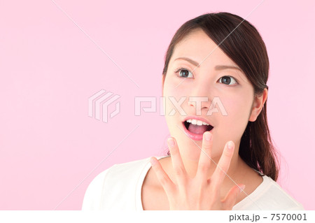 驚く若い女性 7570001