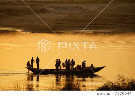 夕日に輝くポッタ川の水面 7570044
