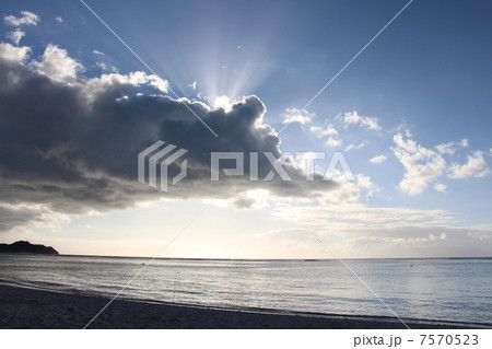 タモンビーチからの夕日 7570523