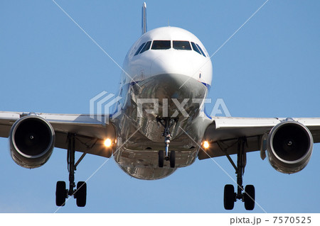 着陸してくる飛行機 着陸してくる飛行機 7570525
