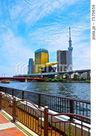 隅田川・アサヒビールの「炎のオブジェ」・スカイツリー(墨田区吾妻橋/東京都) 隅田川・アサヒビールの「炎のオブジェ」・スカイツリー(墨田区吾妻橋/東京都) 7570656